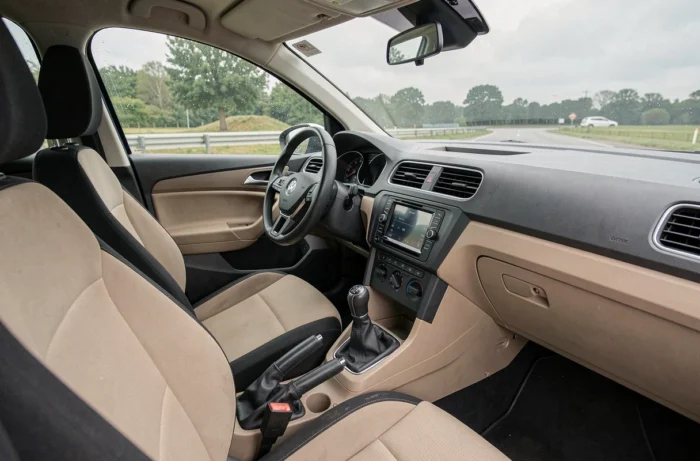 Intérieur de la Volkswagen Polo 6R avec tableau de bord, sièges tissu et volant en cuir